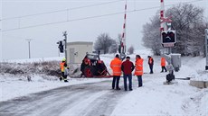 Traktor zstal stát na pejezdu u Stelských Hotic. Nedokázal odjet a vrazil...