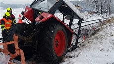 Traktor zstal stát na pejezdu u Stelských Hotic. Nedokázal odjet a vrazil...