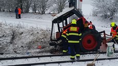 Traktor zstal stát na pejezdu u Stelských Hotic. Nedokázal odjet a vrazil...