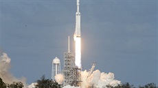 Falcon 9 Heavy společnosti Space X poprvé úspěšně odstartovala 6. 2. 2018 ve...