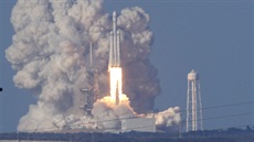 Raketa Falcon Heavy startuje na svou první cestu 6. 1. 2018 ve 21:45.