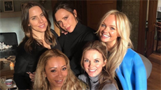 Spice Girls se setkaly v dom Geri Hornerové v hrabství Hertfordshire na...