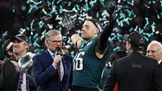 Tight end Eagles Zach Ertz slaví se svými fanouky.