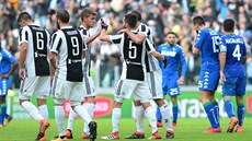 Fotbalisté Juventusu Turín se radují proti Sassuolu, gratulují střelci...
