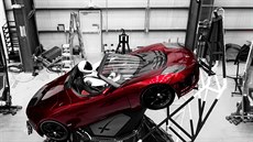 Tesla Roadster a skafandr SpaceX během uzavírání nákladu do aerodynamického...