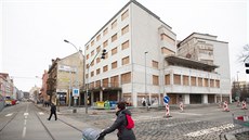 Konstruktivistický Svt s kinem a automatem zdobí Libe od 30. let.