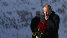 Prezident Vladimir Putin p�ijel do bývalého Stalingradu, aby uctil památku...