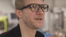 Redaktor Dieter Bohn testuje chytré brýle Intel Vaunt (testovací prototyp,...