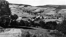 Detné a Detenská strá kolem roku 1935 pi pohledu z cesty k horské boud...