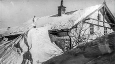 Závěj ze střechy Schmidtova pekařství v únoru 1929