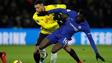 Souboj o mí� v podání Tiemouea Bakayoka z Chelsea a Etienna Capouea z Watfordu.