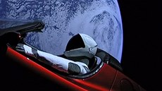 Raketa Falcon Heavy vynesla do vesmíru kabriolet Tesla Roadster