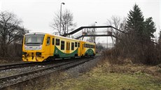 Zchátralou lávku, která byla jediným bezpe�ným p�echodem p�es �elezni�ní tra� v...