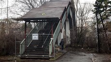 Zchátralou lávku, která byla jediným bezpe�ným p�echodem p�es �elezni�ní tra� v...