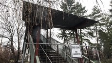 Zchátralou lávku, která byla jediným bezpe�ným p�echodem p�es �elezni�ní tra� v...