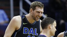 Dirk Nowitzki z Dallasu se naváí do rozhodího  Marka Lindsayho.