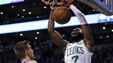 Jaylen Brown z Bostonu smeuje do koe New Yorku kolem Kristapse Porzingise.