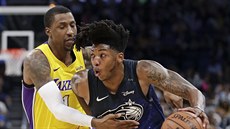 Elfrid Payton (vpravo) z Orlanda obchází Kentaviouse Caldwella-Popea z LA...