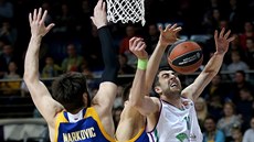 Giogri �ermadini (vpravo) z Málagy a Stefan Markovi� z Chimek bojují o mí�.