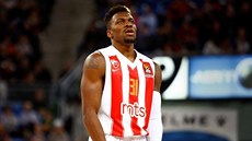 Dylan Ennis z Crvené zvezdy Blehrad se soustedí na trestný hod.