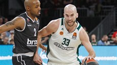 Nick Calathes (vpravo) z Panathinaikosu obchází Rickyho Hickmana z Bambergu.