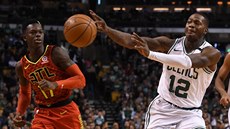 Terry Rozier z Bostonu pihrává kolem Dennise Schrödera z Atlanty.