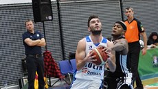 Adam �í� (u mí�e) z Kolína úto�í kolem Eugenea Lawrence z Nymburka. Sleduje je...