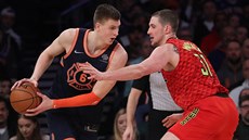 Kristaps Porzingis (vlevo) z New Yorku se chystá k útoku kolem Mika Muscaly z...