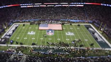Před zahájením Super Bowlu musí zaznít americká hymna.