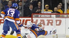 Jaroslav Halák z New York Islanders nezabránil gólu, sleduje ho spoluhrá...