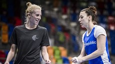 Petra Záplatová (vlevo) a Lenka Bartáková na tréninku eských basketbalistek