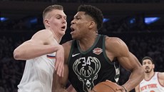 Kristaps Porzingis (vlevo) z New Yorku se pokouí bránit Janise Adetokunba z...