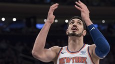 Enes Kanter z New Yorku lomí rukama nad osudem.