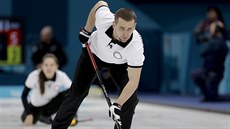 Alexandr Krušelnickij z ruského týmu v curlingovém zápolení smíšených dvojic