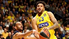 Jonah Bolden (vpravo) z Maccabi proniká kolem Ádáma Hangy z Barcelony