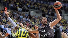 Jason Thompson (vlevo) z Fenerbahce padá po souboji s Dejanem Muslim z Bambergu.