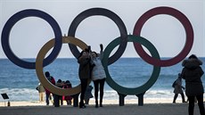 Olympijské kruhy v jihokorejském Kangnungu.