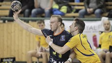 Plzeský házenká Jakub Tonar (vlevo) a Jan Hanus z Kopivnice v extraligovém...