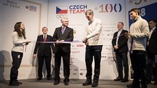 Předseda Senátu Milan Štěch (vlevo) a předseda ČOV Jiří Kejval při slavnostním...