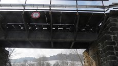 Neznámý idi pokodil konstrukci mostu v obci Biny na Klatovsku, po kterém...