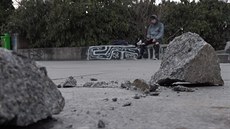 Vandalové pokodili pekáky skateboardist u bývalého Stalinova pomníku....