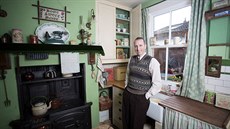 Ben Sansom si sv�j d�m v anglickém m�st� Godmanchester p�ed�lává k obrazu...