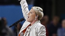 Zpvaka Pink ped zápasem Super Bowlu zazpívala americkou hymnu.