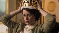 Claire Foyová jako Alžběta II. v seriálu Koruna (2016)
