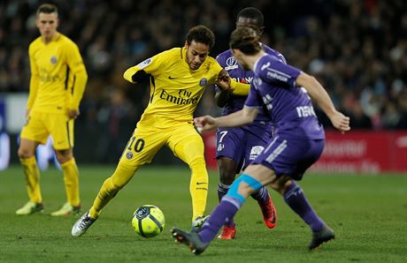 Neymar z Paíe si pohrává ze soupei z Toulouse.