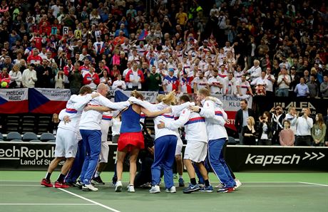 Radost eského fedcupového týmu po vítzném duelu - ilustraní foto. 