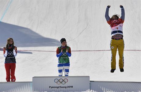 esk reprezentantka Eva Samkov (vpravo) slav bronzovou olympijskou medaili...