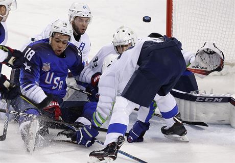 Do skrumáe ped brankou Slovinska se vítil Amerian Jordan Greenway (v...