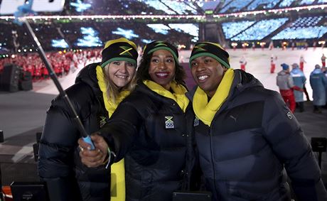Pedolympijské nadení. Sandra Kiriasisová (vlevo) se fotí se leny jamajské...