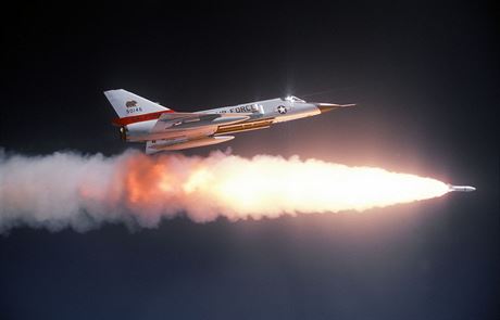 F-106A Delta Dart, vyputní cviné verze neízené stely vzduch-vzduch Genie,...